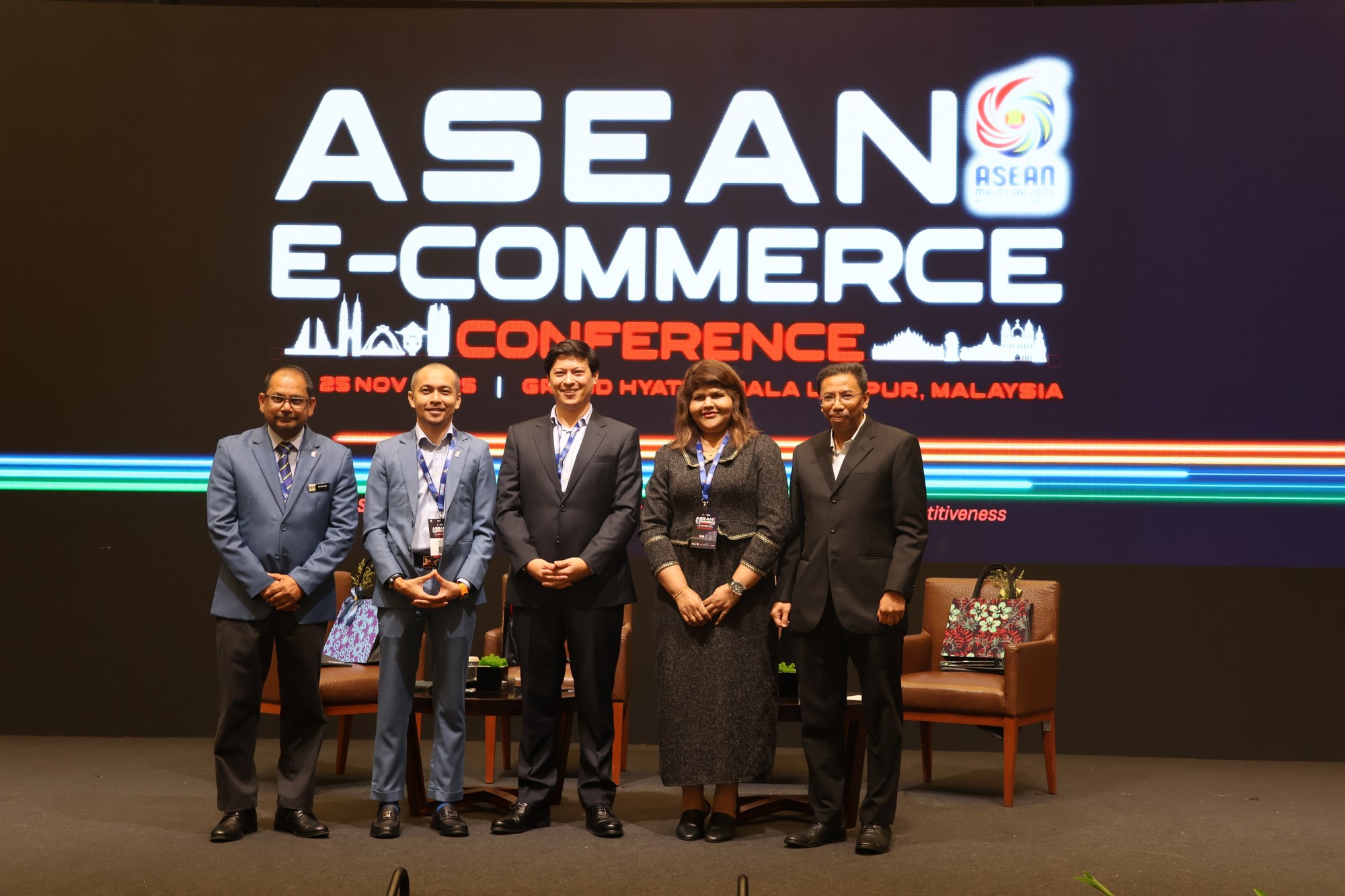Presiden MCCA Kendalikan Sesi Panel Utama di ASEAN E-Commerce Conference 2025